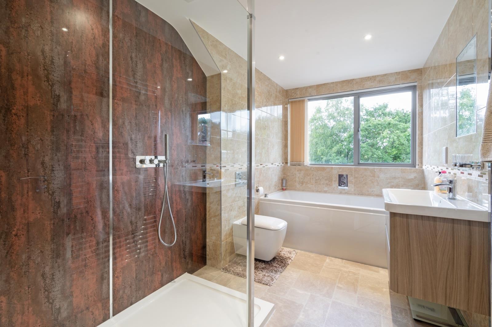 A BEDROOM 1 EN SUITE
